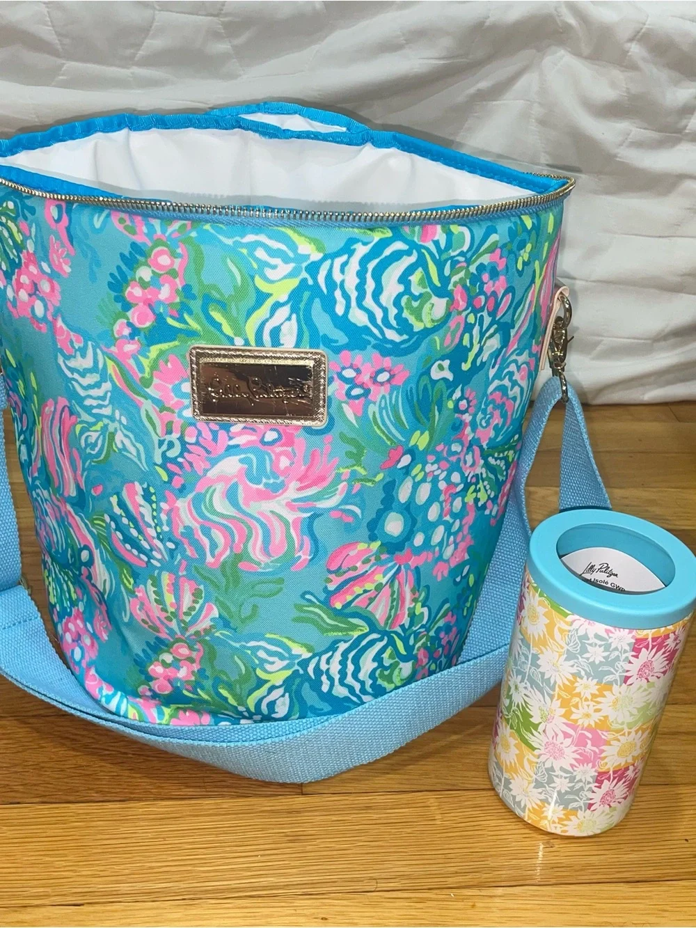 Lilly Pulitzer Blue Floral Kids Crossbody Cooler Bag with Pink & Green Accents.